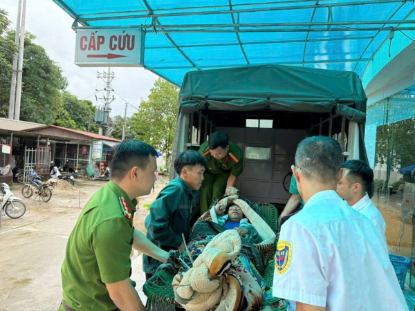 Công an xã Sơn Lương, tỉnh Lào Cai vượt hơn 10 km đưa anh Giàng A Sùng bị đất đá va trúng làm gãy xương sườn đến bệnh viện.
