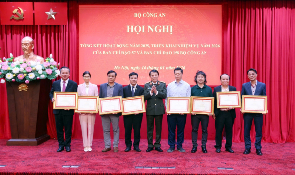 Bộ trưởng Lương Tam Quang trao Bằng khen của Bộ Công an tặng các tập thể, cá nhân có thành tích xuất sắc trong phối hợp, hỗ trợ Bộ Công an triển khai Nghị quyết 57.