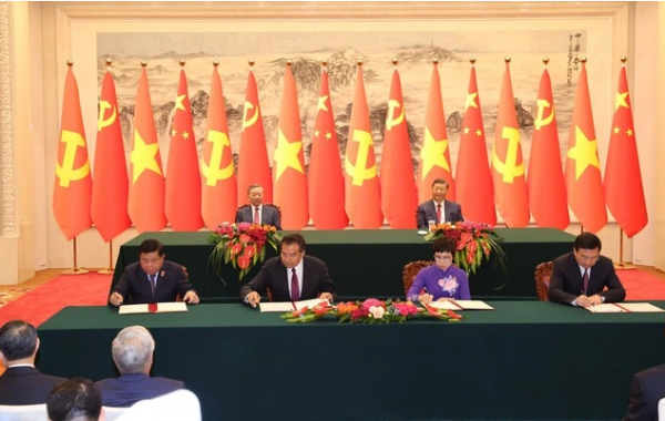 Ngày 19/8/2024 ở Bắc Kinh, Tổng Bí thư, Chủ tịch nước Trung Quốc Tập Cận Bình và Tổng Bí thư, Chủ tịch nước Tô Lâm chứng kiến lễ ký kết các văn kiện giữa hai nước. Ảnh: TTXVN