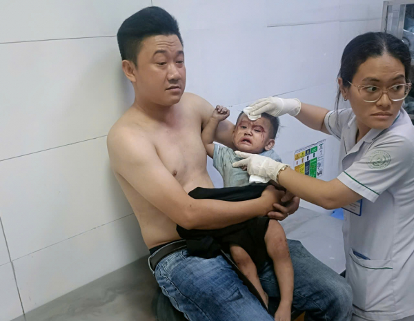 Đại úy Huỳnh Tuấn Kiệt trực tiếp đưa cháu bé với nhiều thương tích trên người đến bệnh viện cấp cứu.