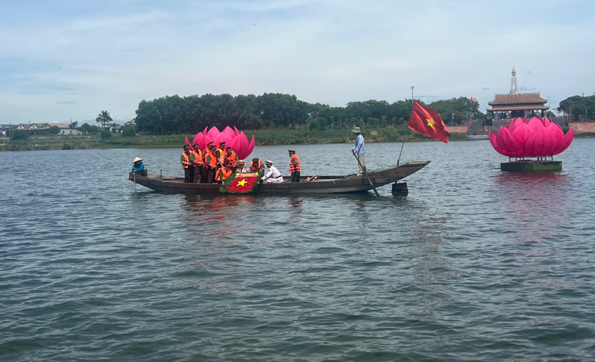 Lãnh đạo CATP Đà Nẵng dâng hương tại đền thờ Chủ tịch Hồ Chí Minh (khu nghĩa trang liệt sĩ đường 9)