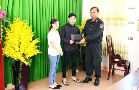 Cảnh sát Cơ động nhặt được tài sản trả người đánh rơi