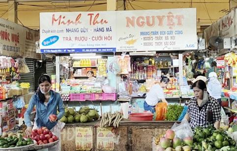 Tất bật giữa đời