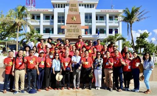 Kiều bào vượt hàng nghìn hải lý đến thăm Trường Sa và Nhà giàn DK1