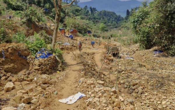 Đóng cửa mỏ chưa xong, bãi vàng 38 lại bị vàng tặc cày xới tan hoang