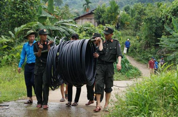 Tuổi trẻ Quảng Nam dẫn nước về trường, cõng điện lên non