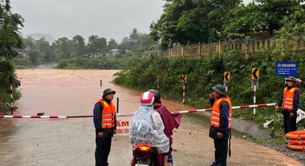 Mưa lớn khiến nhiều khu vực bị sạt lở nghiêm trọng