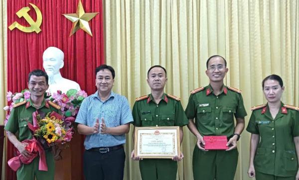 Thưởng nóng Công an phường Hòa Xuân