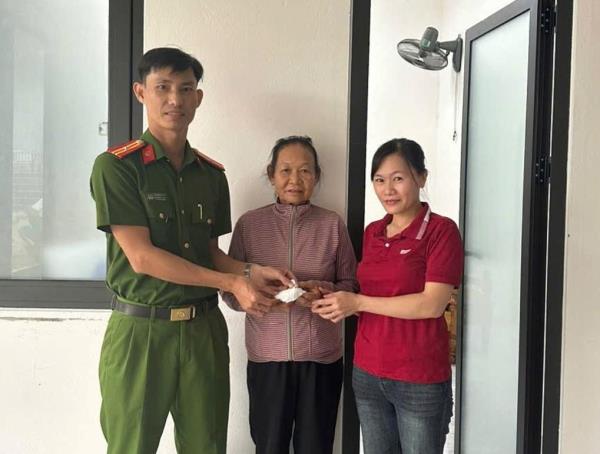 Khen thưởng người tốt