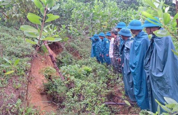 Khẩn cấp sơ tán hàng trăm người dân khỏi vùng nguy cơ sạt lở, lũ quét