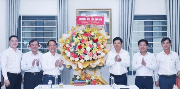 Thường trực Thành ủy chúc mừng kỷ niệm 93 năm ngày truyền thống ngành Tổ chức xây dựng Đảng