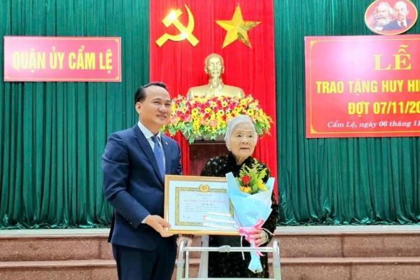 Quận Cẩm Lệ trao tặng Huy hiệu Đảng cho 56 đảng viên