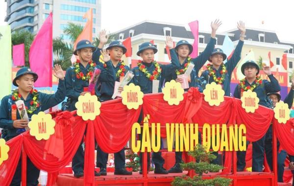 Tân binh Đà Nẵng hăng hái lên đường nhập ngũ