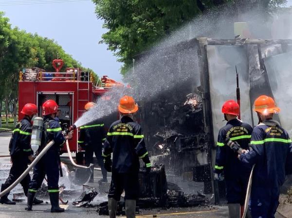 Bà hỏa chặn xe đang chạy