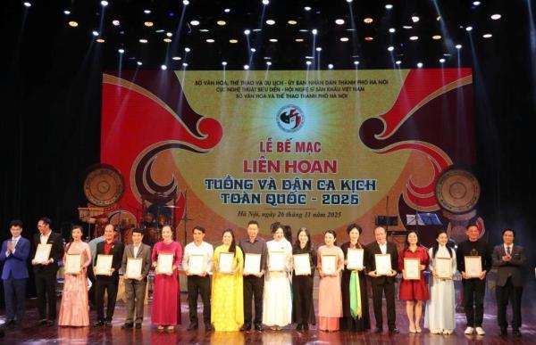 Nghệ sĩ của Nhà hát Nghệ thuật truyền thống thành phố Đà Nẵng giành 8 Huy chương Vàng và Bạc