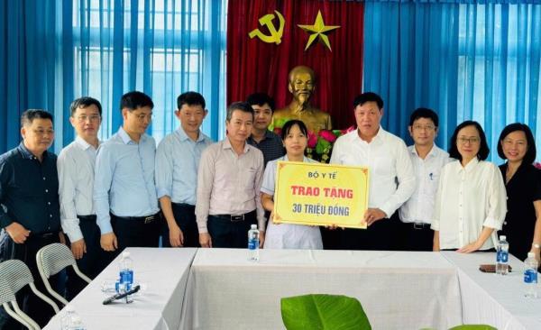 Thứ trưởng Bộ Y tế thăm và tặng quà Trạm Y tế xã Bà Nà