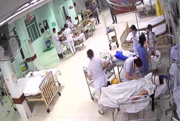 Xe chở bệnh nhân gặp tai nạn, 7 người bị trọng thương