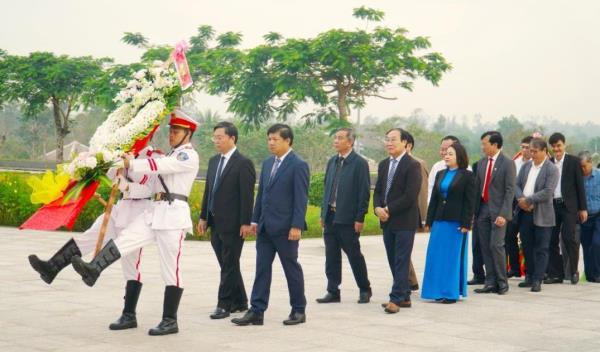 Lãnh đạo tỉnh Quảng Nam dâng hoa, dâng hương các mẹ Việt Nam anh hùng, anh hùng liệt sĩ