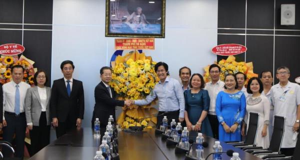 Bí thư Thành ủy Đà Nẵng Nguyễn Văn Quảng thăm, chúc mừng các cơ sở Y tế nhân Ngày Thầy thuốc Việt Nam 27-2