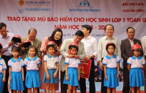 Trao tặng gần 14.000 mũ bảo hiểm cho học sinh lớp 1 tỉnh Quảng Trị