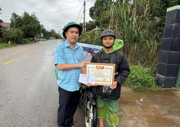 Khen thưởng 3 công dân cứu người trong lũ