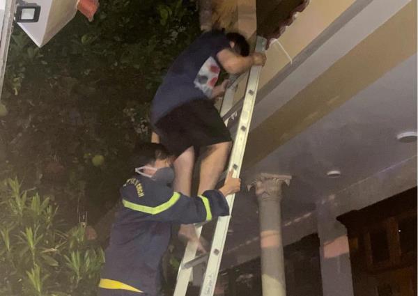 Cứu 5 người thoát khỏi đám cháy nhà dân giữa đêm