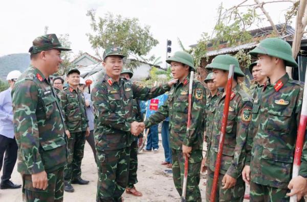 Phó Tư lệnh Quân khu 5 kiểm tra công tác khắc phục hậu quả bão số 13 tại Đắk Lắk