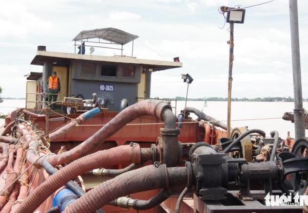 Bắt 2 tàu sắt nghi khai thác, vận chuyển 350m³ cát trái phép