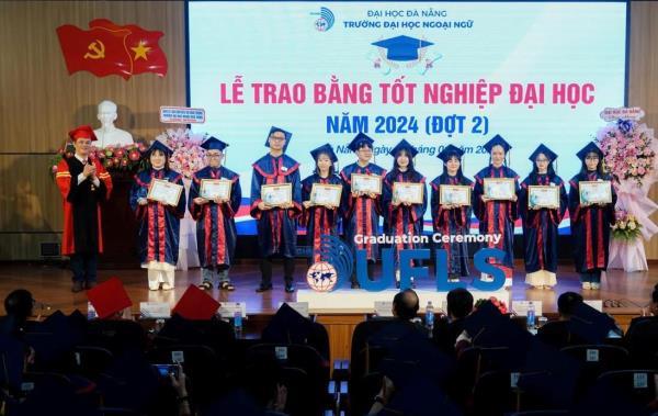 Trường Đại học Ngoại ngữ Đà Nẵng trao bằng tốt nghiệp cho gần 500 tân cử nhân
