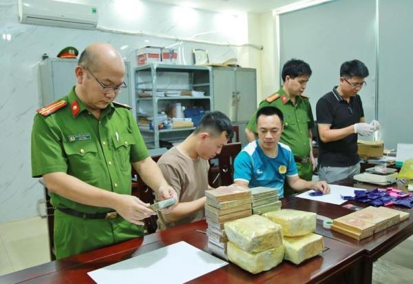 Bắt 2 đối tượng thu 27 bánh heroin