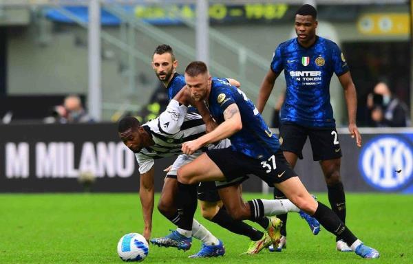 Hoãn toàn bộ các trận đấu bóng đá tại Ý