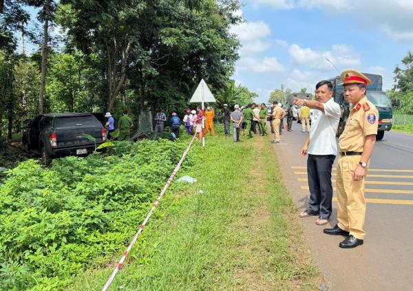 Ô-tô tông xe máy làm 3 người chết