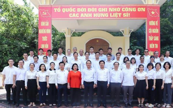 Văn phòng Thành ủy Đà Nẵng về nguồn thăm căn cứ cách mạng Hòn Tàu