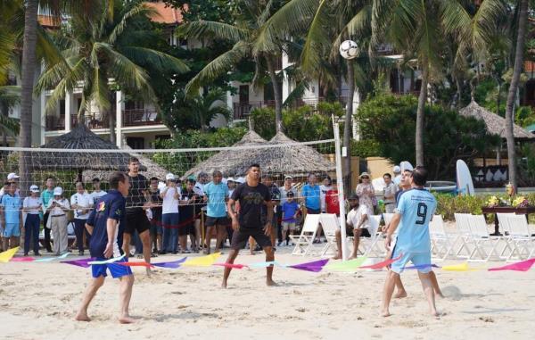 Các ngôi sao Brazil chơi footvolley trên bãi biển Đà Nẵng