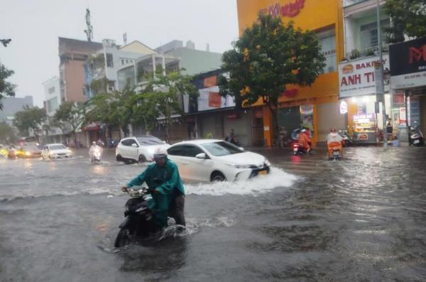 Các tỉnh, thành miền Trung cảnh báo rủi ro thiên tai do mưa lớn