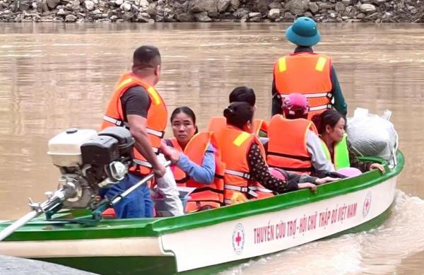 Hỗ trợ hàng trăm học sinh vượt sông đến trường khai giảng sau lũ