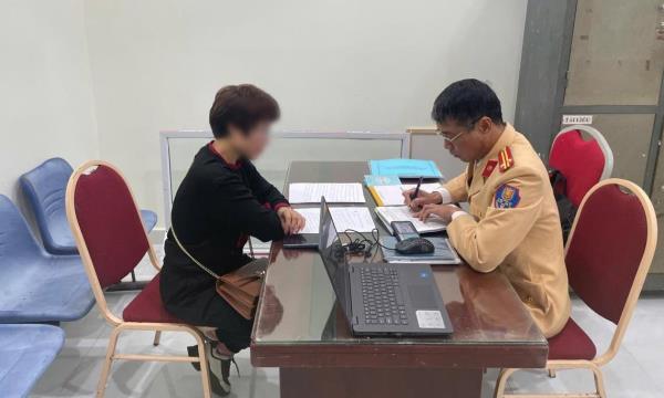 Xử phạt nữ tài xế lái ô tô đi ngược chiều trên cao tốc Hà Nội - Hải Phòng
