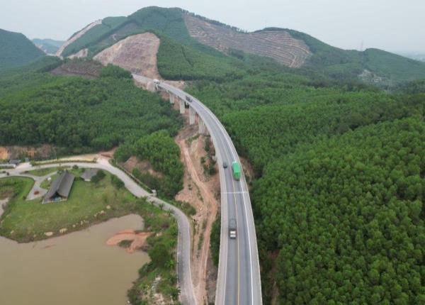 Hơn 3.000 tỷ đồng mở rộng cao tốc La Sơn – Hòa Liên