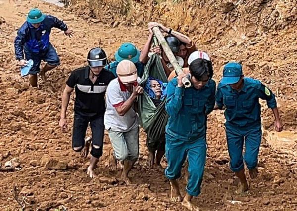 Vượt núi, băng rừng đưa người đàn ông bị tai biến ở vùng cao Quảng Ngãi đi cấp cứu