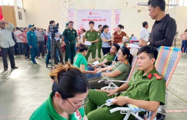 Cán bộ, chiến sĩ Công an huyện Phù Mỹ tham gia hiến máu tình nguyện