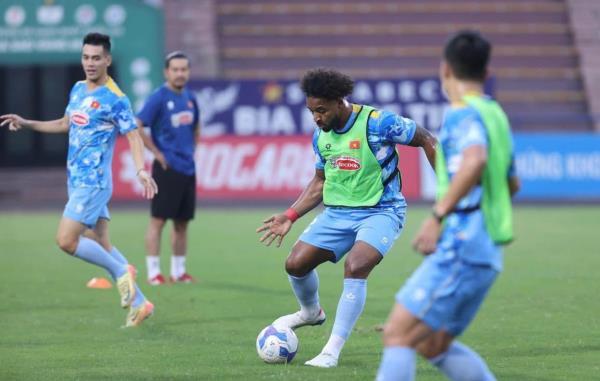 Dõi theo bước chạy của… Son