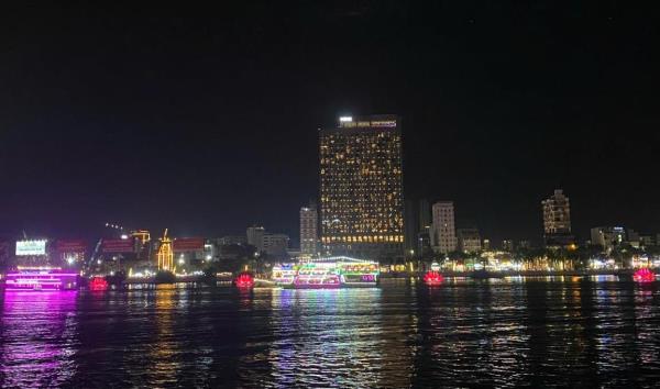 Đà Nẵng khai mạc Lễ thắp sáng bảy hoa sen và diễu hành thuyền hoa trên sông Hàn