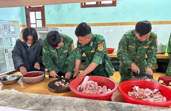 Đồn Biên phòng Ga Ry tổ chức Bếp ăn 0 đồng cho người dân vùng sạt lở