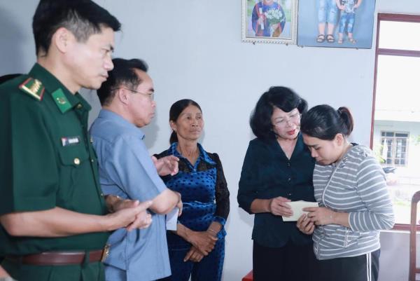 Nguyên Phó Chủ tịch nước Đặng Thị Ngọc Thịnh thăm hỏi gia đình ngư dân gặp nạn trong vụ chìm tàu