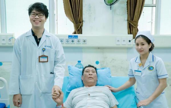 Cứu sống người đàn ông 70 tuổi hôn mê do ho ra máu nặng