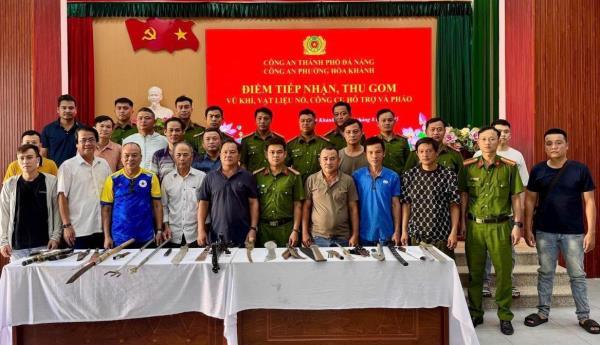 Vận động người dân giao nộp vũ khí