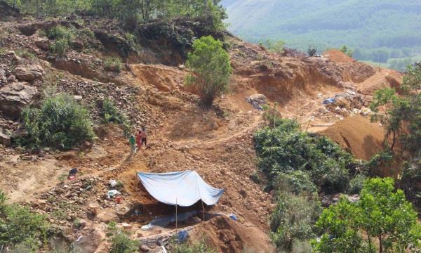 Bao giờ tình trạng khai thác vàng trái phép ở Bồng Miêu bị xóa sổ?