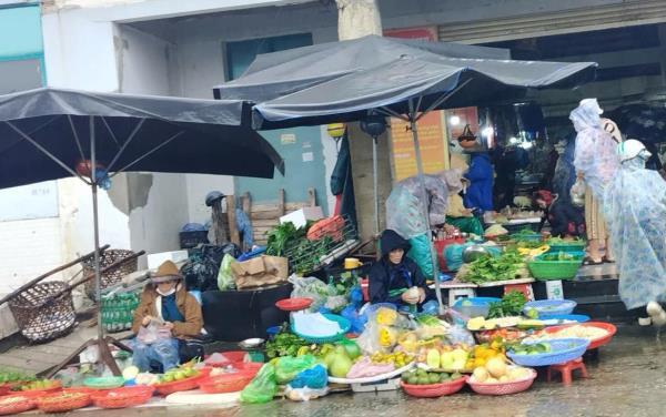 Đi chợ ngày mưa…