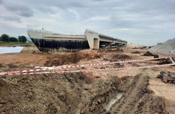 Sự cố lở đất khiến 2 người thương vong trên công trường cao tốc Bắc - Nam