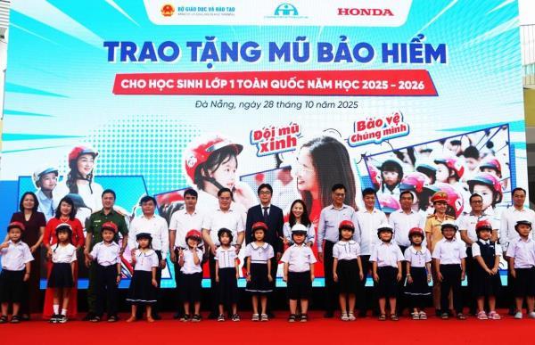 Trao tặng 1,8 triệu mũ bảo hiểm cho học sinh tiểu học trong năm học 2025-2026